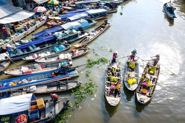 Damnoen Saduak Floating Market, Train